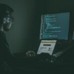 Pentester al lavoro su laptop durante un test di sicurezza informatica
