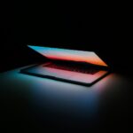 Privacy online e indirizzo IP: laptop connesso alla rete e dati digitali
